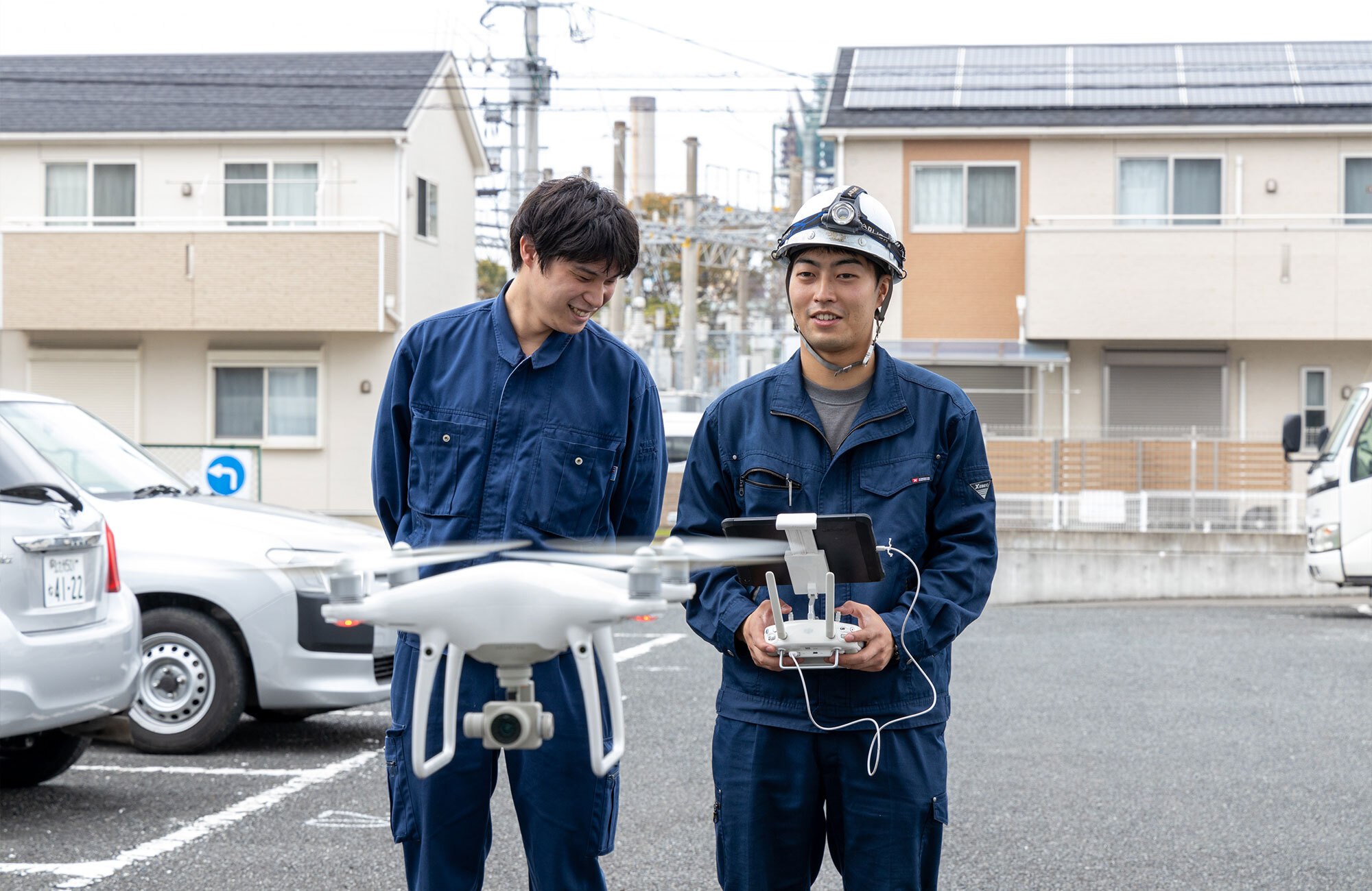 写真：ドローンを操作している様子